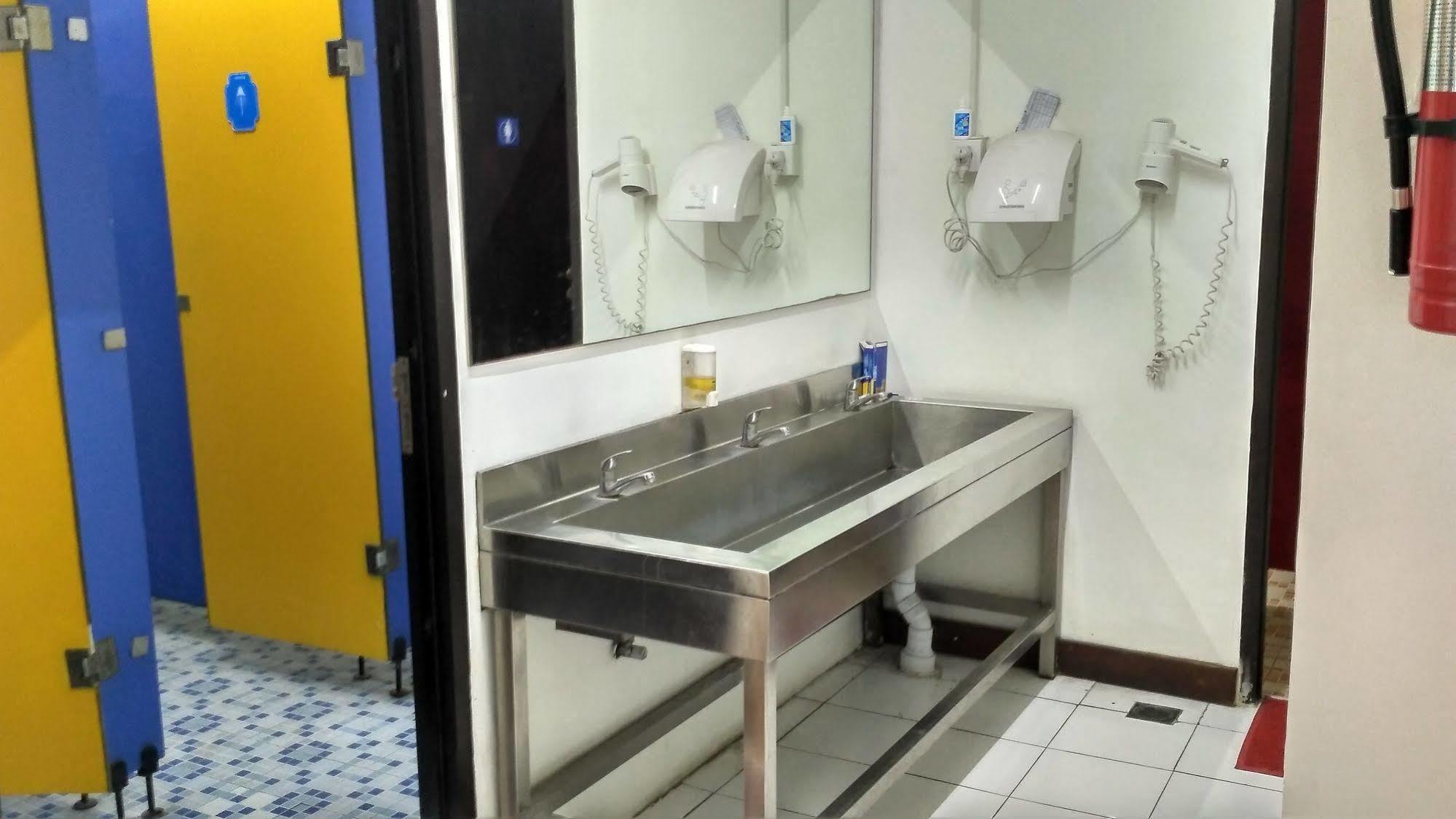 Cx Hostel Kuta Raya Екстер'єр фото